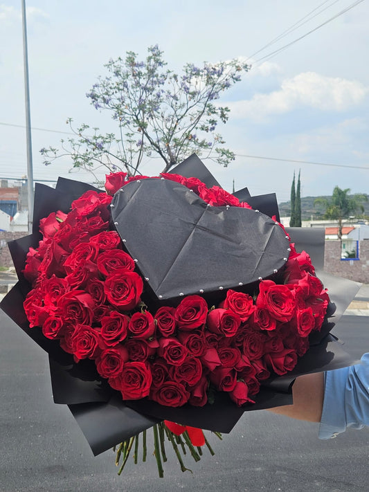 RAMO Corazón Flamable - 100 rosas