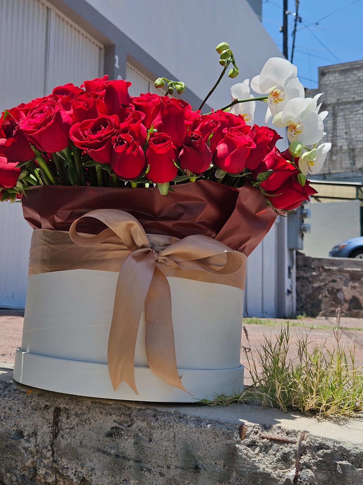 RAMO Suspiros - 100 rosas y 1 orquídea