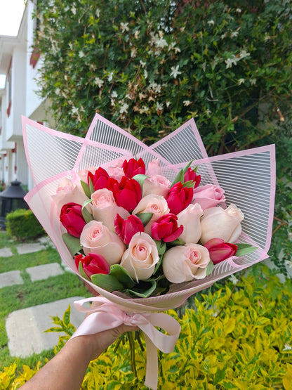 RAMO Elite  12 rosas y 10 tulipanes